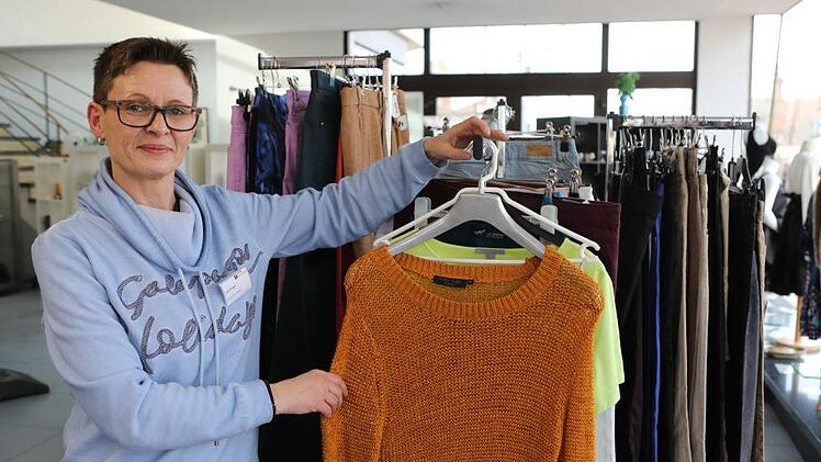 Liane Folger betreut den Bereich und ber&auml;t als Verk&auml;uferin. Barbara Herbst