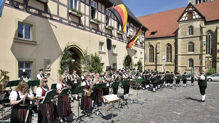 Bei schönem Wetter genossen viele Zuhörer am Sonntagvormittag das Standkonzert der Blaskapelle Hofstetten und des Fanfaren- und Spielmannszug aus Hofheim auf dem Marktplatz.