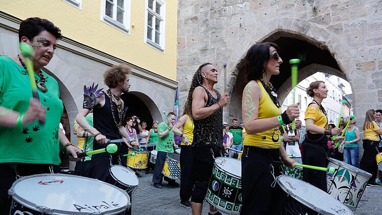 Warmtrommeln am Spitaltor: Aipalé heizten ihren Fans schon vor der offiziellen Eröffnung ein.Foto: Matthias Hoch