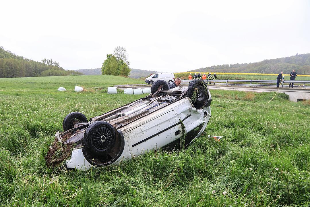 Nach 15-Meter-Flug: Corsa landet auf Dach in Wiese