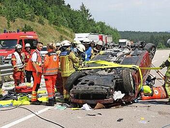 Die Fahrerin dieses verunglückten und total beschädigten Autos wurde schwer, aber nicht lebensbedrohlich verletzt.