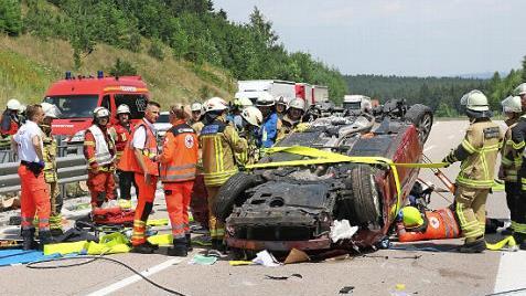 Die Fahrerin dieses verunglückten und total beschädigten Autos wurde schwer, aber nicht lebensbedrohlich verletzt.