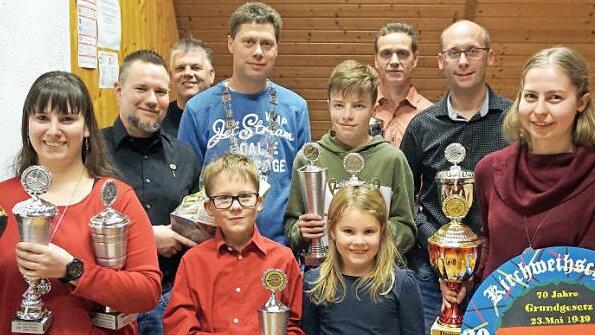 Zahlreiche Pokale wurden verteilt. Foto: Karl Holzberger