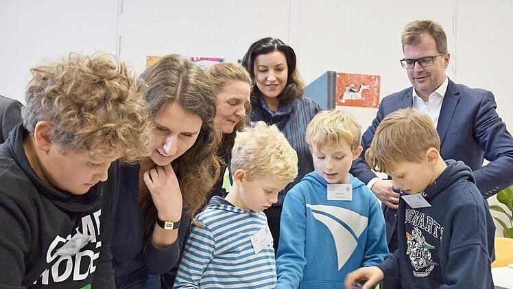 Vier Schüler erarbeiten sich einen Sortieralgorithmus mit verschiedenen schweren Zylindern und einer Balkenwaage. Motiviert wurden sie von (von links) Feli-Lab-Mitarbeiterin Kristina Prümer, Ute Schmid, Dorothee Bär und Christian Lange.  Foto: Patricia Achter/Universität Bamberg