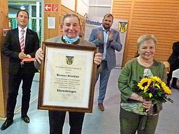 Neuer Ehrenbürger ist Werner Strehler (Mitte), es gratulierten (von links): Andres Carl, Martin Mittag und Helga Strehler. Foto: Lothar Weidner