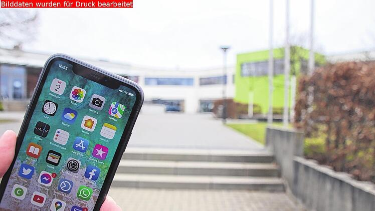 Handys dürfen am Johann-Schöner-Gymnasium Karlstadt auch privat genutzt werden - zu bestimmten Zeiten.