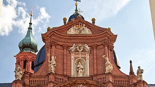 Die Stiftskirche in der Würzburger Altstadt