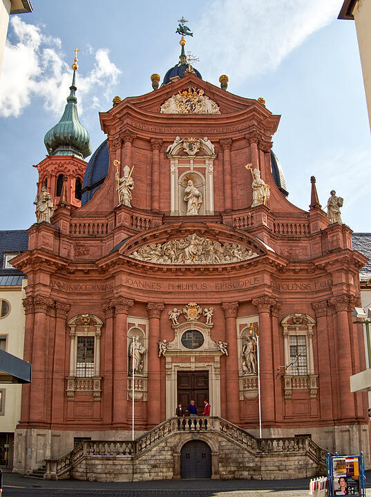 Die Stiftskirche in der Würzburger Altstadt