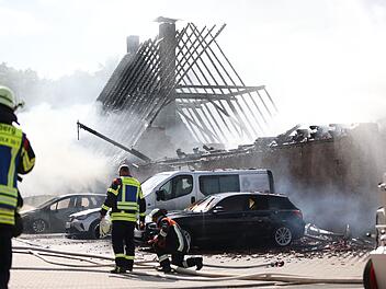 Abenberg: Scheune steht in Vollbrand - vier Feuerwehrleute verletzt