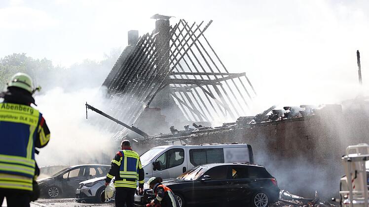 Abenberg: Scheune steht in Vollbrand - vier Feuerwehrleute verletzt