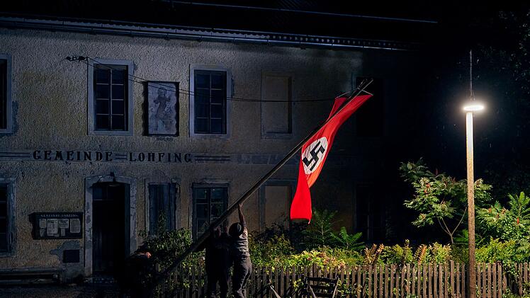 Im zweiten Teil der Literaturverfilmung geht es um das endgültige Erstarken der Nationalsozialisten 1932 und 1933. Dass sie Hakenkreuzfahnen hissen sollen, gefällt nicht allen Bewohnern des Dorfes.