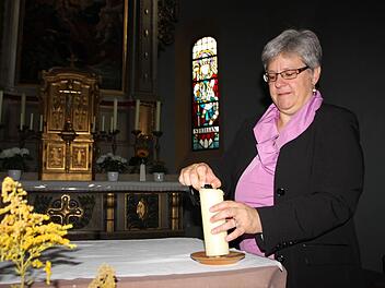 Vor der Abendmusik entzündet Kurseelsorgerin Christine Endres die Kerzen im Altarraum der Marienkirche im Staatsbad Bad Brückenau. Fotos: Ulrike Müller