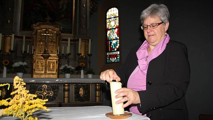 Vor der Abendmusik entzündet Kurseelsorgerin Christine Endres die Kerzen im Altarraum der Marienkirche im Staatsbad Bad Brückenau. Fotos: Ulrike Müller