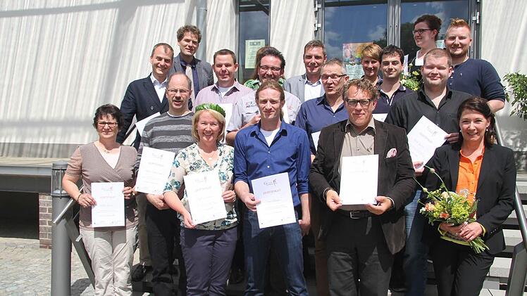 Die ersten Gewürz-Sommeliers haben ihr Zertifikat erhalten. Die besten sind Brigitte Lauterbach (erste Reihe, Zweite von links), Michael Stübinger (erste Reihe Mitte) und Cornelius Maria Gatzemeier vom Hela Gewürzwerk Hermann Laue (erste Reihe, Zweiter von rechts). Gewürzexpertin Manuela Mahn (erste Reihe, rechts) gratulierte. Weiterhin bestanden haben Gabriele Heinzel (erste Reihe, links), (2. Reihe, von links nach rechts) Norbert Winkelmann, Thimo Hamm, Andreas Harth, Jürgen Kolb, Roman Her...