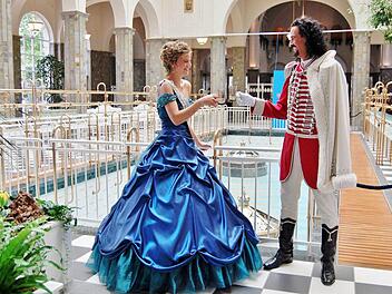 Die neue Quellenkönigin Marie Sophia Markert stellt Fürst Rakoczy ihr Kleid vor. Foto: Sigismund von Dobschütz