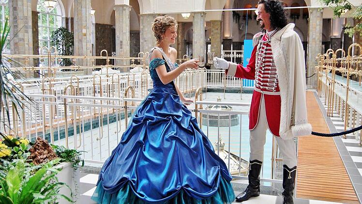 Die neue Quellenkönigin Marie Sophia Markert stellt Fürst Rakoczy ihr Kleid vor. Foto: Sigismund von Dobschütz