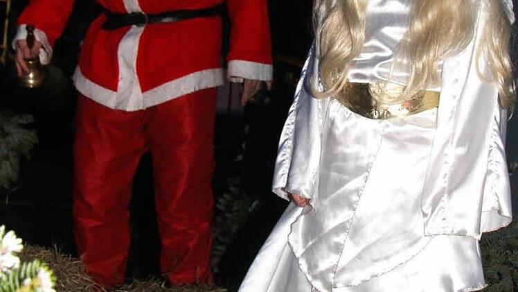 Ein modernes Christkind kommt auf einen geschmückten Anhänger, der von einem Quad gezogen wird. Foto: Sonja Adam