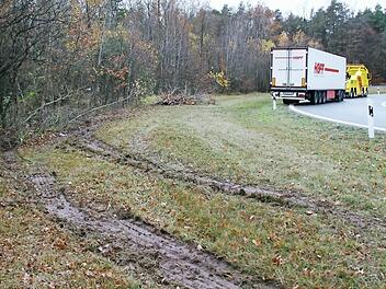 Nur Flurschaden hat der Sattelzug (im Hintergrund) angerichtet, der an der Autobahnausfahrt Pommersfelden von der Straße abkam und vom Abschleppdienst wieder herausgezogen wurde.  Foto: Andreas Dorsch
