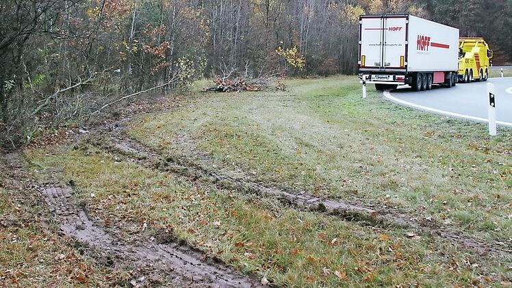 Nur Flurschaden hat der Sattelzug (im Hintergrund) angerichtet, der an der Autobahnausfahrt Pommersfelden von der Straße abkam und vom Abschleppdienst wieder herausgezogen wurde.  Foto: Andreas Dorsch