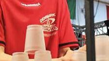 Zwölf Becher, Matte und Timer - mehr braucht ein Stacker nicht. Insgesamt kostet die Ausstattung knapp 70 Euro.  Foto: privat