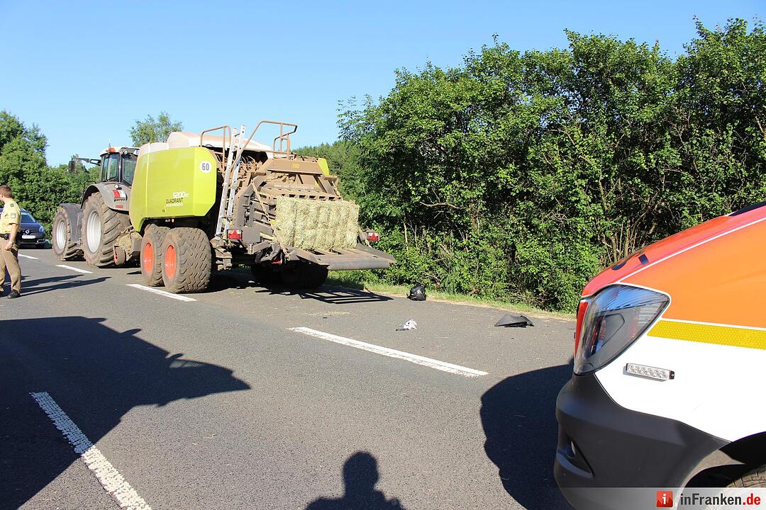 Motorrad kollidiert mit Traktor - Biker schwerst verletzt