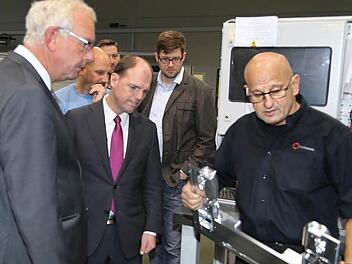 Firmeninhaber Roland Hofmann erläuterte Thomas Kreuzer (links) und MdL Michael Hofmann ein Spezialteil.  Foto: Franz Galster