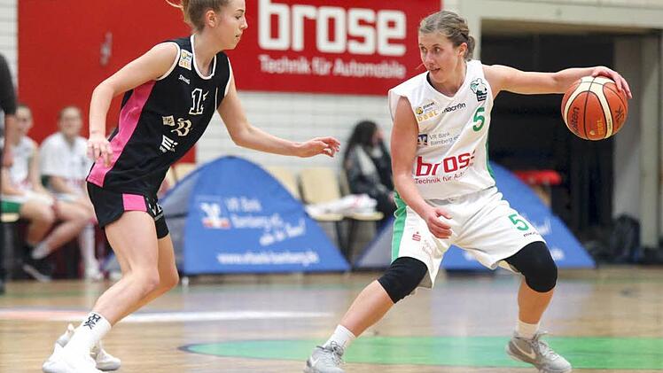 Liisi Sokman (mit Ball) hofft, dass die DJK-Mannschaft noch konstanter in ihren Leistungen wird. Foto: Sebastian Hader