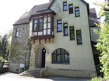 In Coburg gab es am Mittwochabend vor diesem Haus im Weichengereuth eine Messerattacke auf eine Frau. Archivbild: CT
