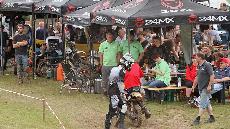 Beim Fahrerwechsel in der Boxengasse war genauso Tempo gefragt wie auf der Strecke.