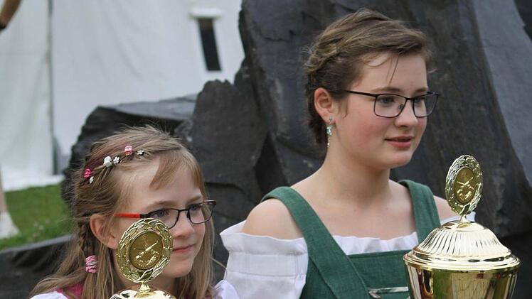 Die beiden Nachwuchsschützen Lea Punzelt (links) und Celine Daum freuten sich gemeinsam über ihrer Pokale. Foto: Michael Wunder