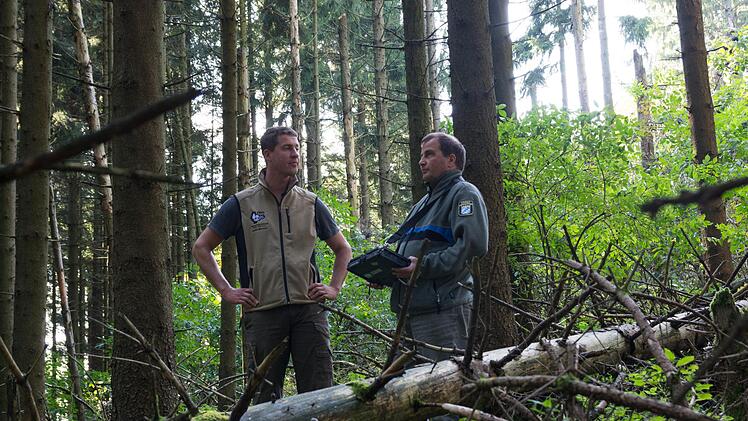 Stefan Blumrich und Joachim Dahmer (von links) im Wald an der Platzer Kuppe.Björn Hein