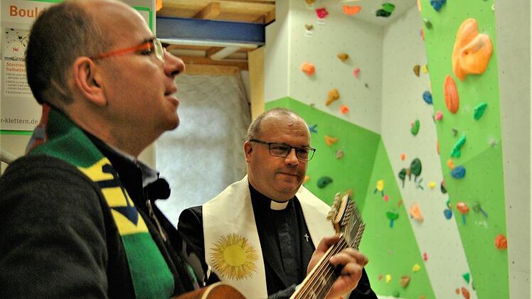 Die Pfarrer Marcus Döbert (links) und Gerd Greier gaben der neuen Boulder-Halle ihren ökumenischen Segen. Foto: Sigismund von Dobschütz