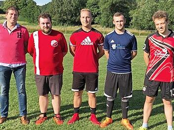 Die Neuzugänge des TSVfB Krecktal mit (von links) Vorsitzendem Matthias Roppelt, Lukas Tschepe (Fortuna Neuses), Philipp Wacker (Bosporus Coburg), Robert Schyga (TSV Sonnefeld), Adrian Voit (eigene Jugend) gehen optimistisch in die neue Saison. Es fehlen: Tobias Rebert (SV Tambach) und Tristan Aladi (eig. Jugend.).  Foto: Wolfgang Dietz