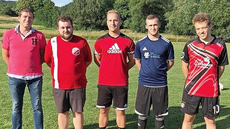 Die Neuzugänge des TSVfB Krecktal mit (von links) Vorsitzendem Matthias Roppelt, Lukas Tschepe (Fortuna Neuses), Philipp Wacker (Bosporus Coburg), Robert Schyga (TSV Sonnefeld), Adrian Voit (eigene Jugend) gehen optimistisch in die neue Saison. Es fehlen: Tobias Rebert (SV Tambach) und Tristan Aladi (eig. Jugend.).  Foto: Wolfgang Dietz