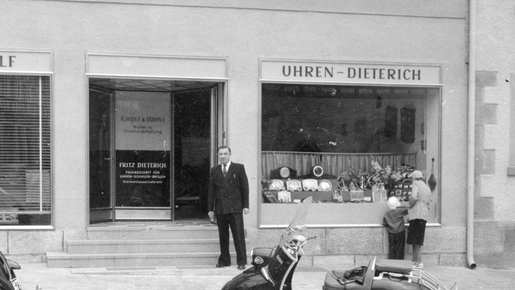Fritz Dieterich vor dem Geschäft am Marktplatz (heute Metzgerei Klöffel). Archiv Ursula Glückert