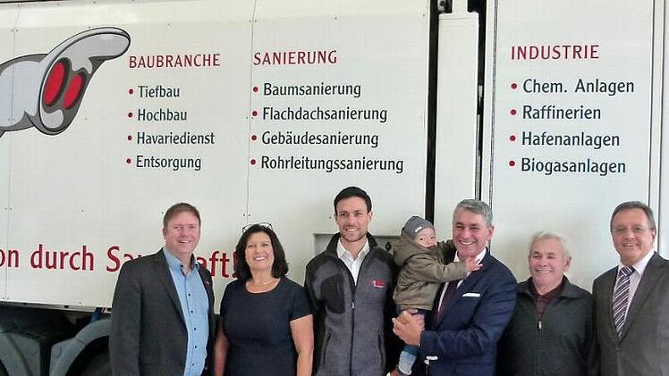 Ein erfolgreiches Vier-Generationen-Familienunternehmen (von links: Isabell, Johannes, Jannis, Eberhard und Edwin Hauck) setzte einen weiteren Meilenstein in Neuses an den Eichen, zu dem Kreishandwerksmeister Jens Beland (ganz links) und Bürgermeister Udo Siegel (rechts) die Firma beglückwünschten.  Foto: Lothar Weidner