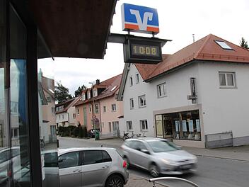 Zwei  Anlaufpunkte  in der Dechsendorfer Naturbadstraße schließen. Die Filiale der Raiffeisenbank Seebachgrund hat ab heute keinen Schalterservice mehr sondern  nur noch Geldautomat und Auszugsdrucker. Die gegenüberliegende Metzgerei Dürrbeck gibt ihr  Geschäft am 28. März auf.  Foto: Christian Bauriedel