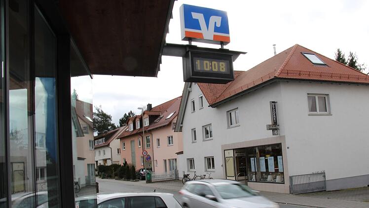 Zwei  Anlaufpunkte  in der Dechsendorfer Naturbadstraße schließen. Die Filiale der Raiffeisenbank Seebachgrund hat ab heute keinen Schalterservice mehr sondern  nur noch Geldautomat und Auszugsdrucker. Die gegenüberliegende Metzgerei Dürrbeck gibt ihr  Geschäft am 28. März auf.  Foto: Christian Bauriedel