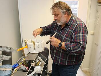 Andreas Boué (62) hat einen Beschichtungsroboter entwickelt, der an den Stahlseilen der neuen Brücke in Untersteinach eingesetzt wird. Der Clou: Ganz normale handelsübliche Pinsel drehen sich  in einem Einsatz um die Seile. Foto: Jürgen Gärtner