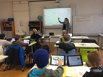 Englischlehrerin Anne Laasch unterrichtet am Regiomontanus-Gymnasium Haßfurt eine fünfte Klasse, die statt Büchern Tablets vor sich hat.  Foto: Gymnasium Haßfurt