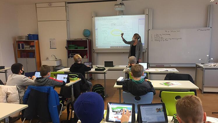 Englischlehrerin Anne Laasch unterrichtet am Regiomontanus-Gymnasium Haßfurt eine fünfte Klasse, die statt Büchern Tablets vor sich hat.  Foto: Gymnasium Haßfurt