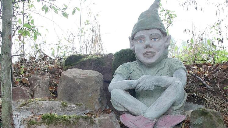 Peter Plenz hat einen "Querkel" angefertigt und an einem Weg in der Nähe des Hohensteiner Waldes aufgestellt.