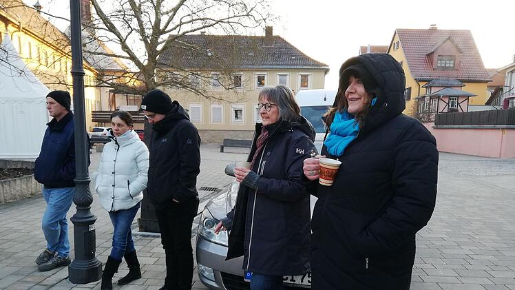 Vor der Abfahrt des Hilfskonvois am Freitagmorgen: Letzte Informationen für die Münnerstädter Fahrteams. Foto: Heike Beudert