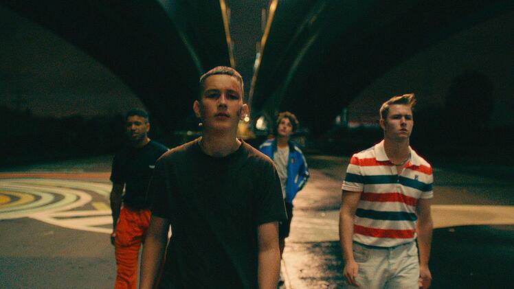 Die Freunde (von links) Sanchez (Aaron Maldonado-Morales), Lukas (Levy Rico Arcos), Gino (Rafael Luis Klein-Heßling) und Julius (Vincent Wiemer) machen die Straßen von Neukölln unsicher.