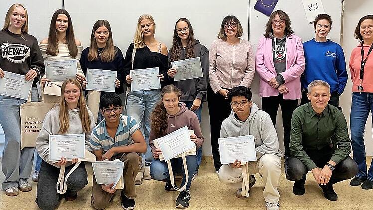 Elf Schüler des Ehrenbürg-Gymnasiums Forchheim haben das französische Sprachdiplom DELF erhalten.