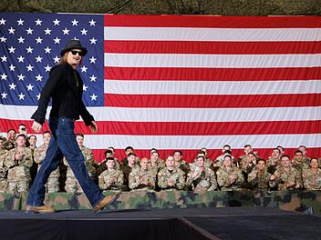 Kid Rock bei einer Veranstaltung von Vizepr&auml;sident J.D. Vance vor Milit&auml;rmitgliedern. Der Musiker steht dem Wei&szlig;en Haus besonders nahe.