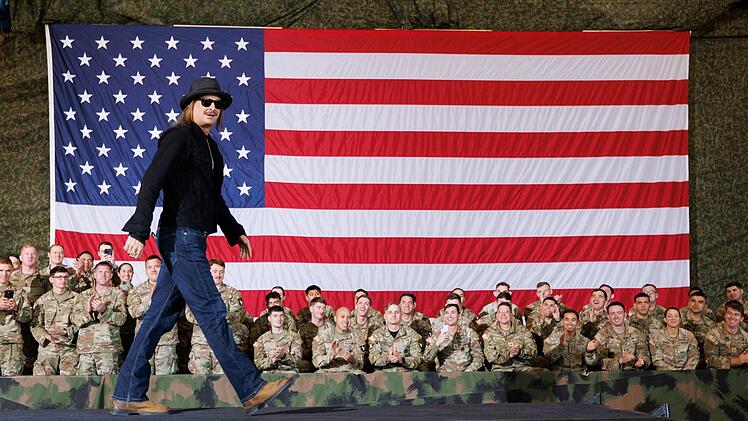 Kid Rock bei einer Veranstaltung von Vizepr&auml;sident J.D. Vance vor Milit&auml;rmitgliedern. Der Musiker steht dem Wei&szlig;en Haus besonders nahe.