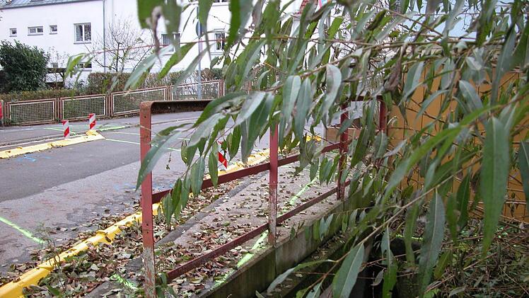 Die Überquerung der Peter-Henlein-Straße über den Marbach würde als Brücke gar nicht auffallen, wenn nicht gelbe Fahrzeugabweiser und viele farbige Markierungen ihre Lage und den beabsichtigten Neubau  verraten würden. Foto: Thomas Ahnert