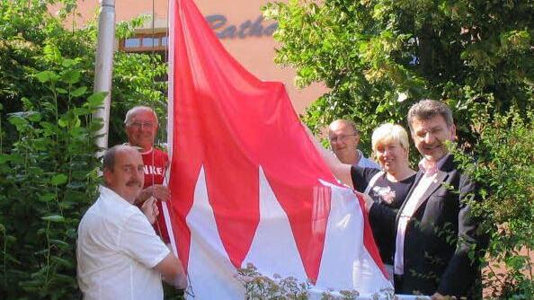 2009 zieht die SPD die Frankenfahne am Ludwigschorgaster Rathaus hoch - da ist Wolfgang Hoderlein natürlich mit dabei.
