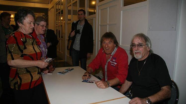 Die beiden Sänger ließen sich auch mit ihren Stars ablichten